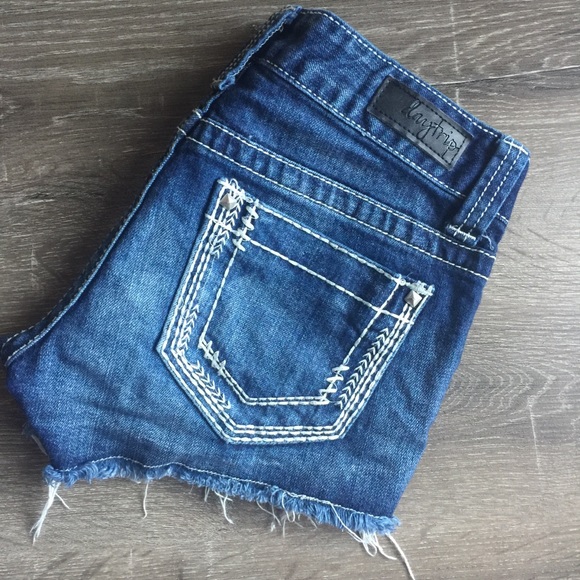 Daytrip Pants - Daytrip by Buckle frayed demin shorts Sz 25